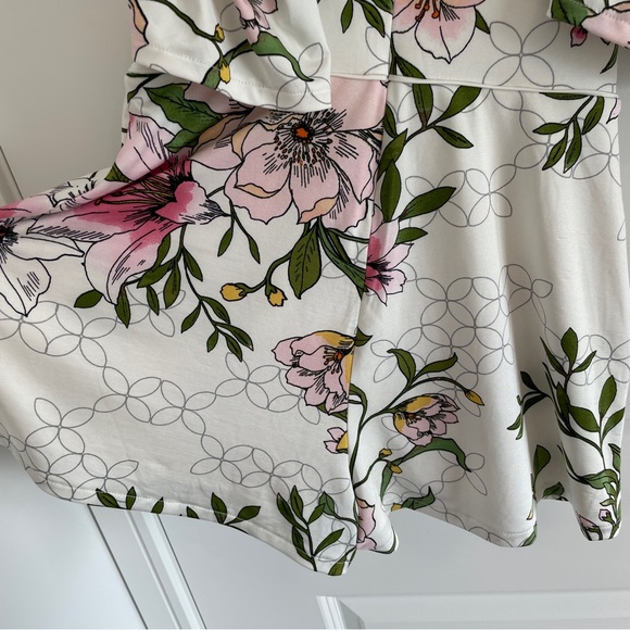 Guess floral romper size small - Picture 11 of 11